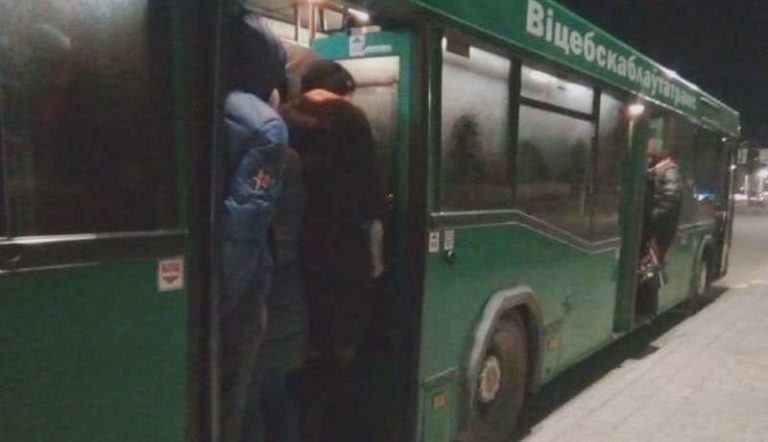 Переполненный утренний автобус в Билево