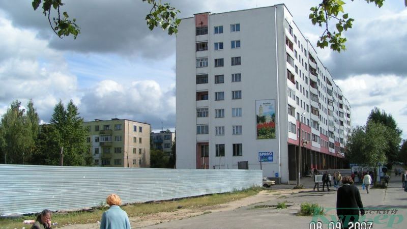 2009 год. Дом с бывшим магазином "Богатырь" и начало Офицерской улицы