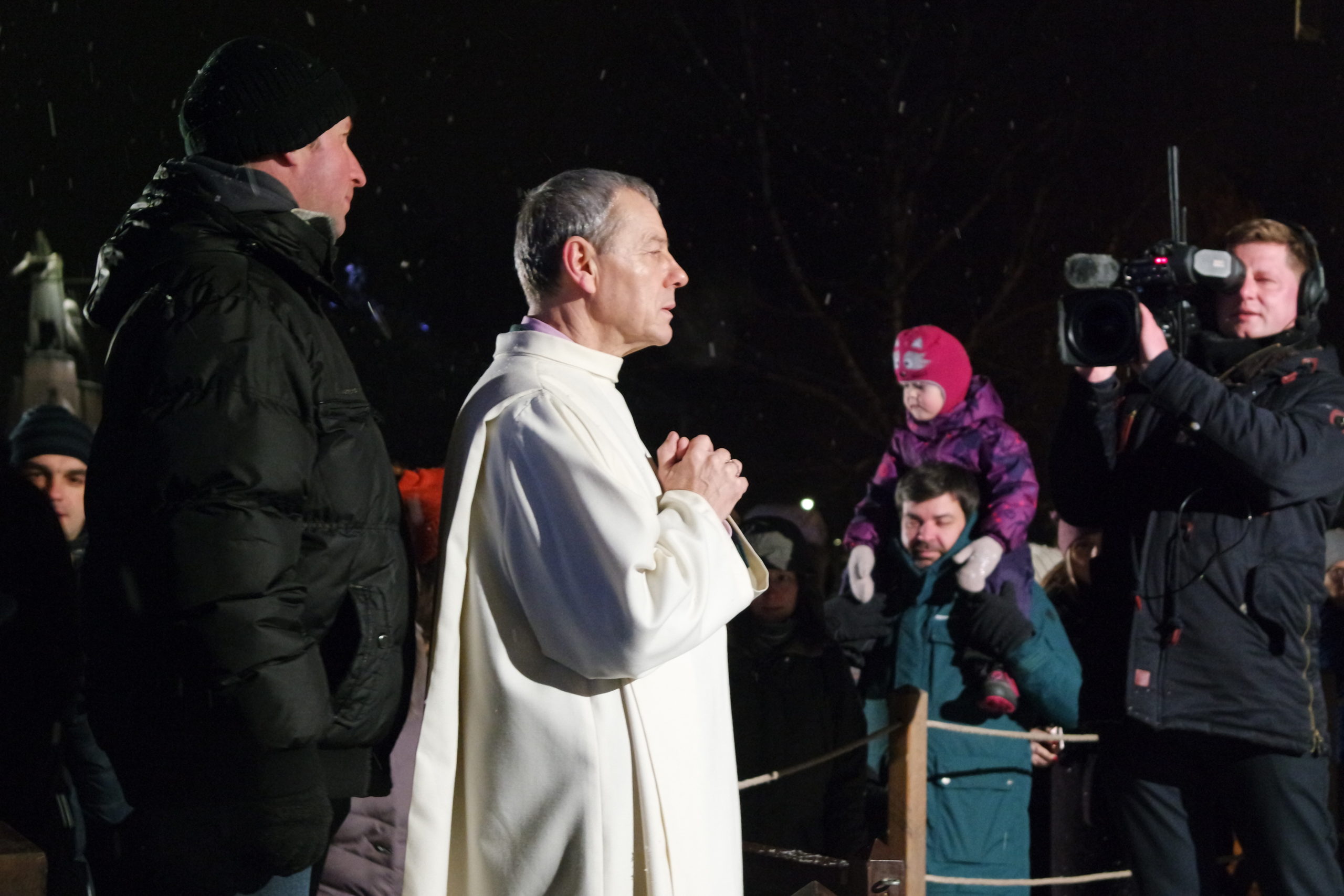 Ксёндз молится в Вильнюсе на Рождество