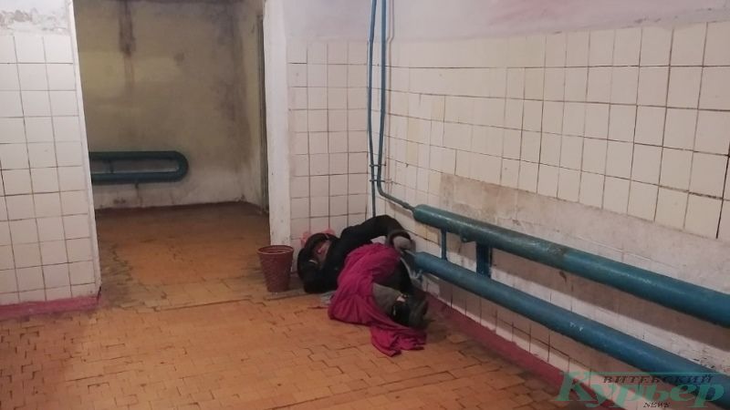 1 декабря 2020 года. Бомж в общественном туалете на улице Чехова