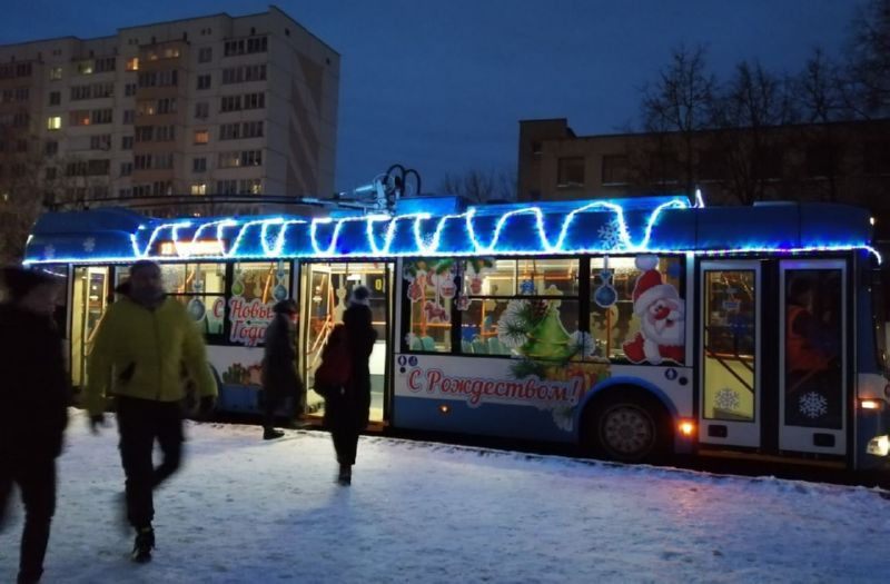 Новогодний троллейбус на улице Титова