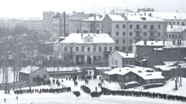 Дом в "яме" на улице Ленина в 1960-е годы