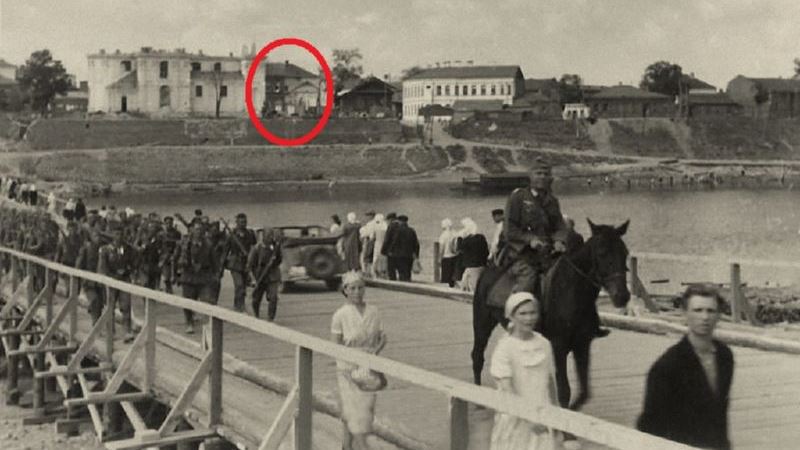Набережная Двины и руины Богоявленской церкви в годы войны