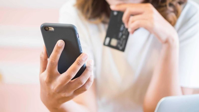 девушка с телефоном