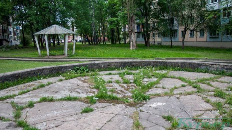Бывший бассейн с водой на Московском проспекте