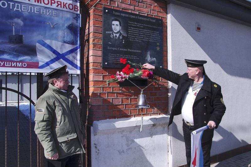 возложение цветов к мемориальной табличке