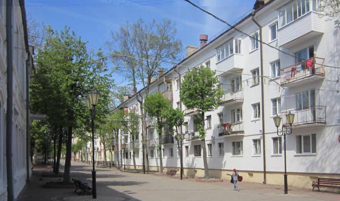 Dom 13 na ul. Suvorova na meste kotorogo stoyala Bolshaya sinagoga