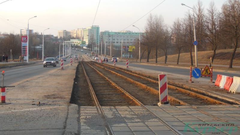 Трамвайные рельсы со снятой плиткой