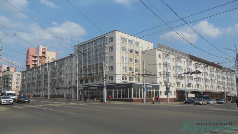 Дом с книжным магазином на площади Победы