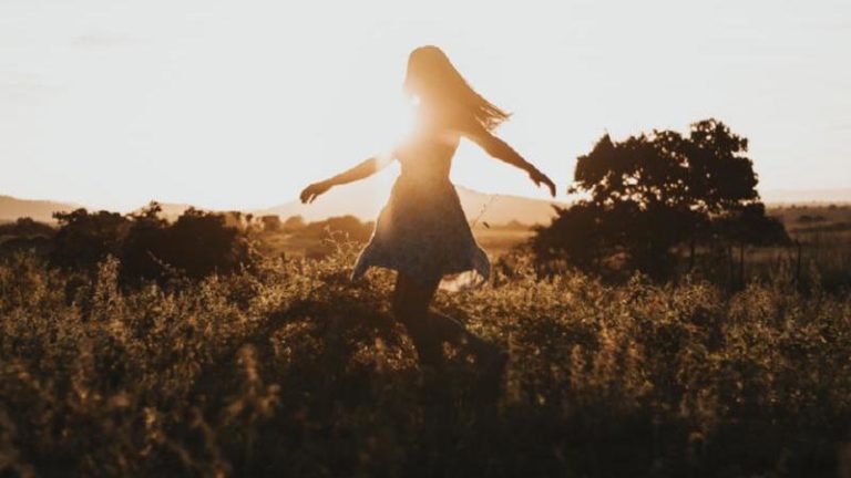 Женщина в поле на закате