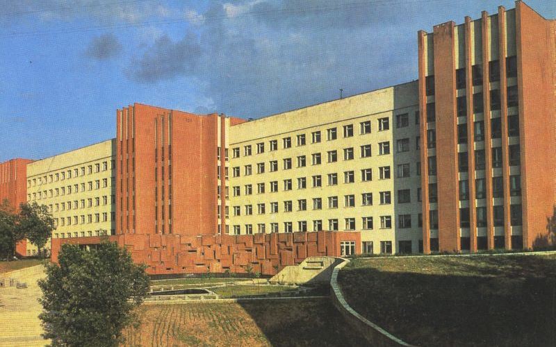 Новый корпус Медицинского института с фонтаном-ванной