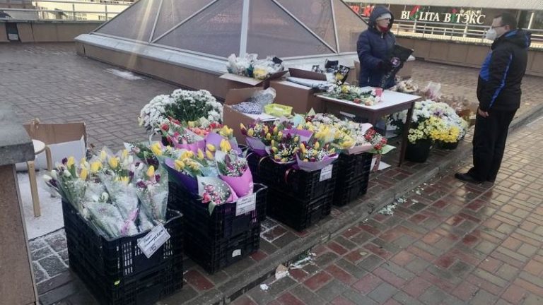 Торговля цветами у "Марко-Сити"