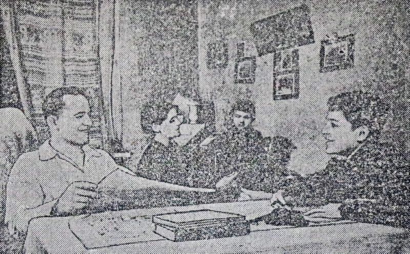 1955 год. Шофер стройтреста № 8 Михаил Серпинский с семьей в новой квартире