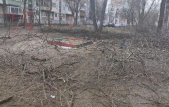 Ветки лежат на детской площадке