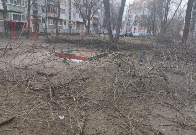 Ветки лежат на детской площадке