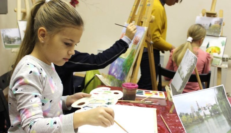 ребенок рисует