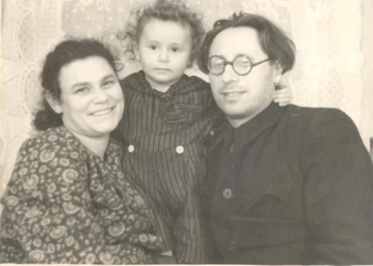 Ефим Шифрин с родителями 