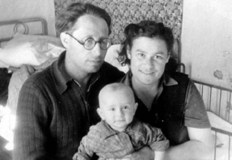 Маленький Ефим Шифрин с родителями 