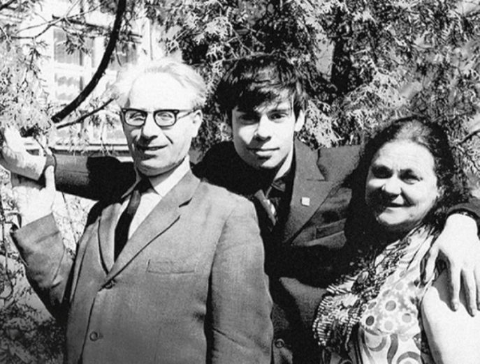 Ефим Шифрин с родителями 