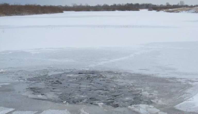 полынья озеро ледоход