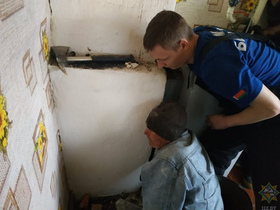 У мужчины застряла рука в печке