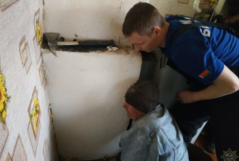 У мужчины застряла рука в печке