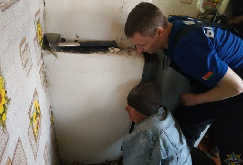 У мужчины застряла рука в печке