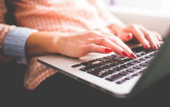 Девушка за нотбуком