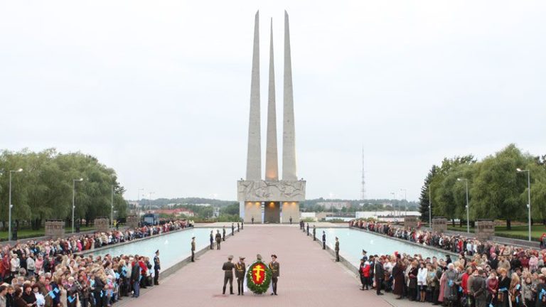 27 сентября 2009 года. Фонтаны у "Трех штыков" в день приезда Патриарха