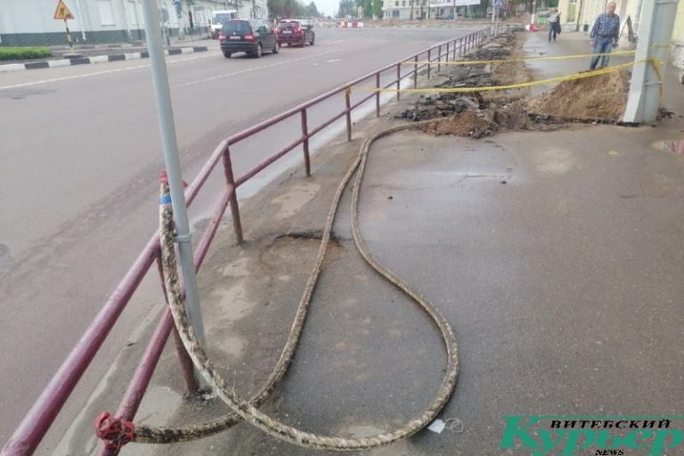 Вскрытый асфальт на Коммунистической улице