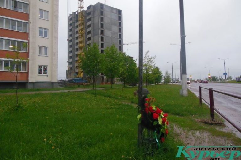 Улица Короткевича. Венок у закрытого перехода
