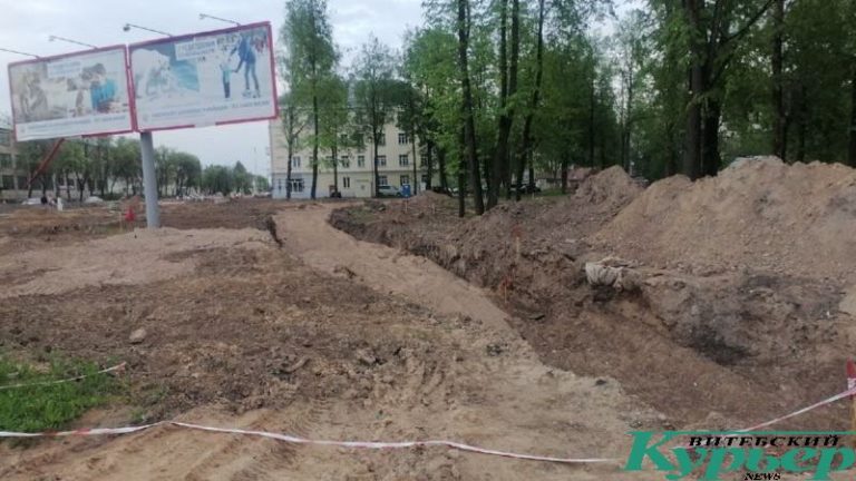 Траншея в сквере в начале улицы Гагарина