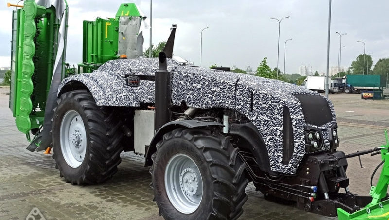 беспилотный трактор на выставке