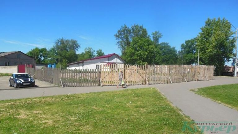 Тирасполь. Забор на месте снесенного здания