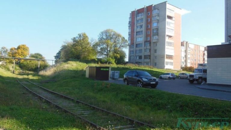 У переезда через железную дорогу по улице 1-й Пролетарской