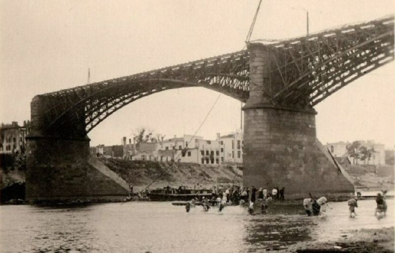 Двинский мост и переправа горожанами реки вброд. Июль 1941 г.