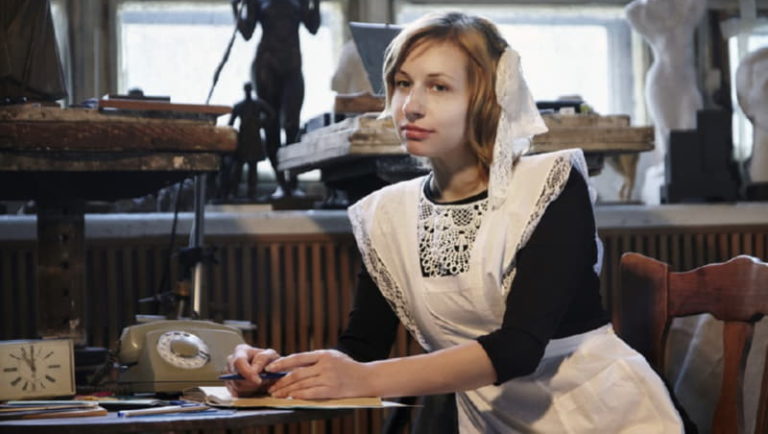 Выпускница в школьной форме