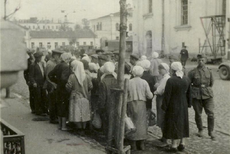 Гражданское население на Задуновской улице (Фрунзе). 1941 год