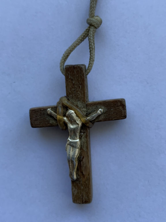 крест с распятием, который обнаружили на шее у женщины