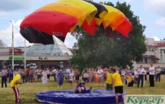 Соревнования паршютистов на Дне города