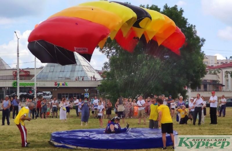 Соревнования паршютистов на Дне города