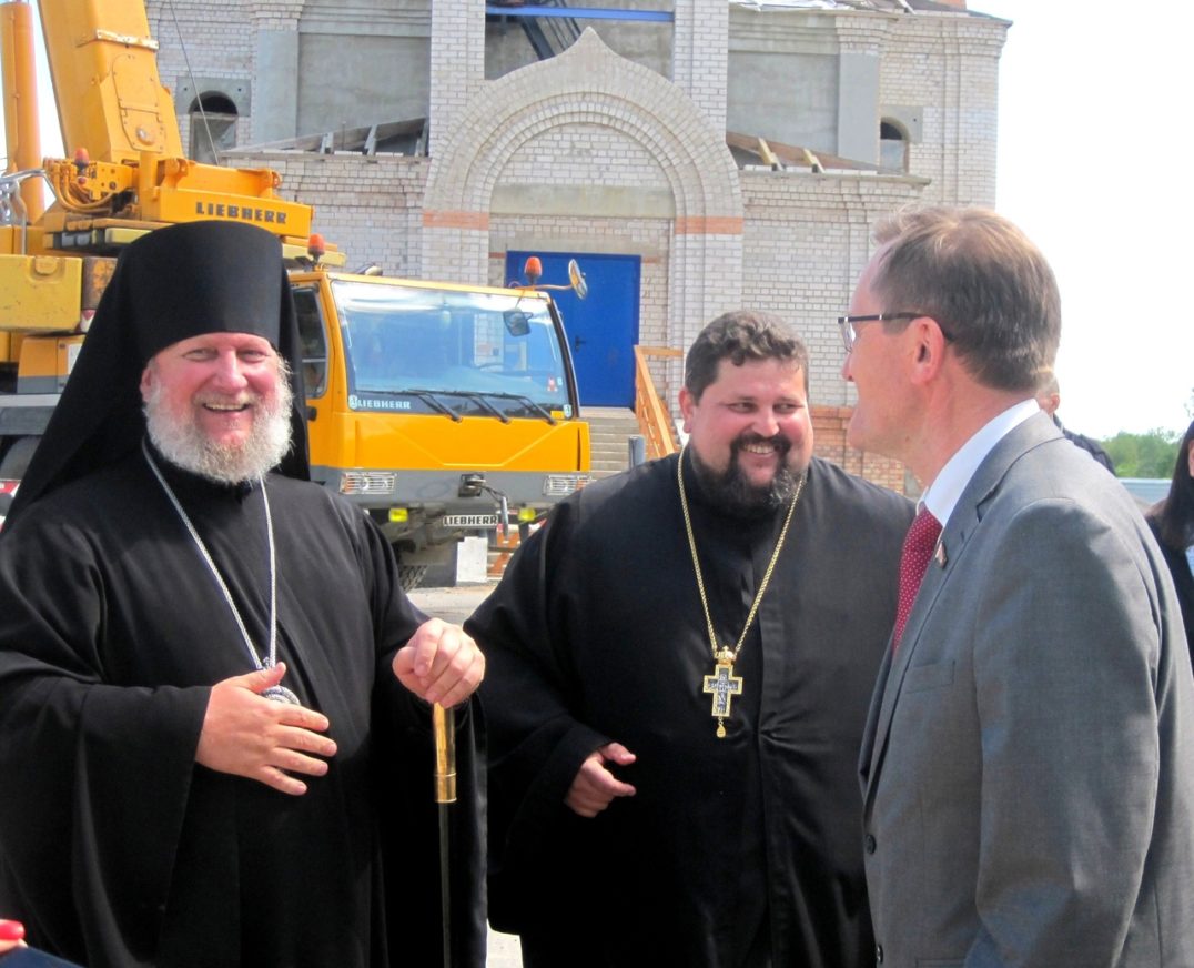 В Новополоцке установили центральный купол и крест на духовно просветительский центр с храмом 6
