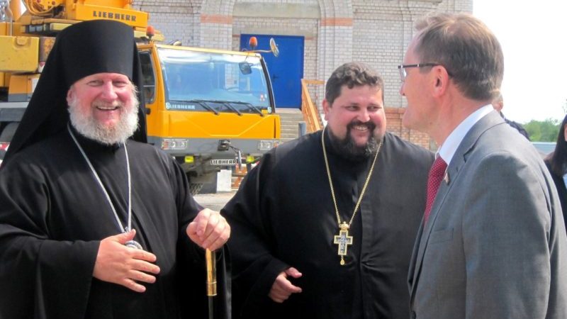 В Новополоцке установили центральный купол и крест на духовно просветительский центр с храмом 6