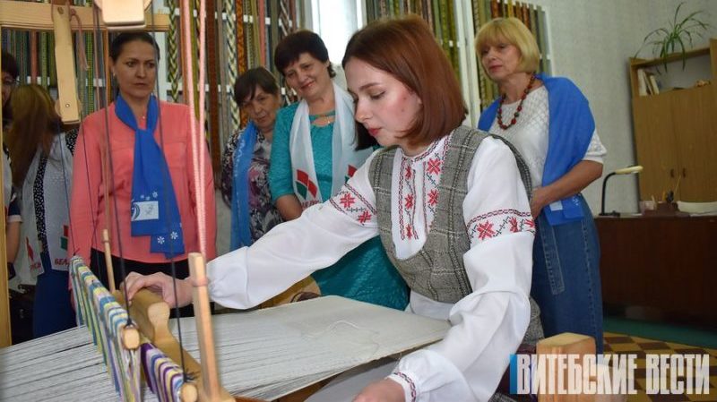 В Сенно ткут рушник оберег