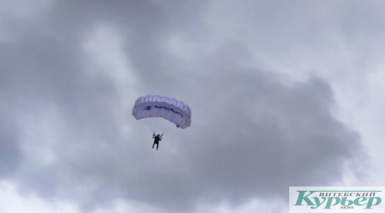 Соревнования паршютистов на Дне города