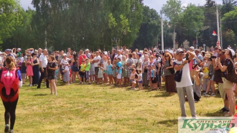 Зрители смотрят за прыжками с парашютом