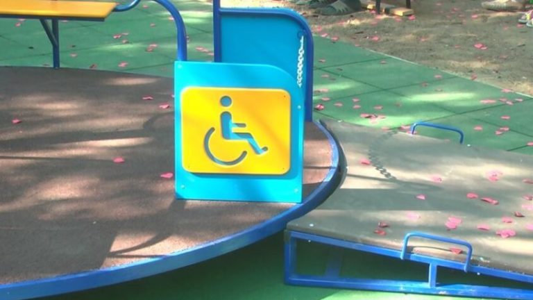 детская площадка для инвалида