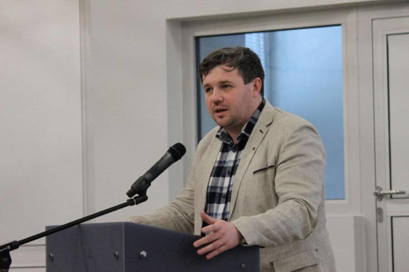 максим позняков